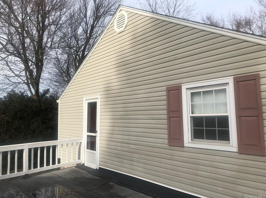 242 Concord Rd, Yonkers NY  10710-1823 exterior