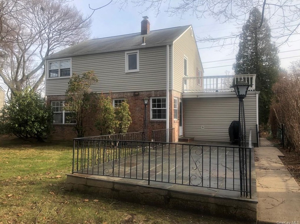 242 Concord Rd, Yonkers NY  10710-1823 exterior