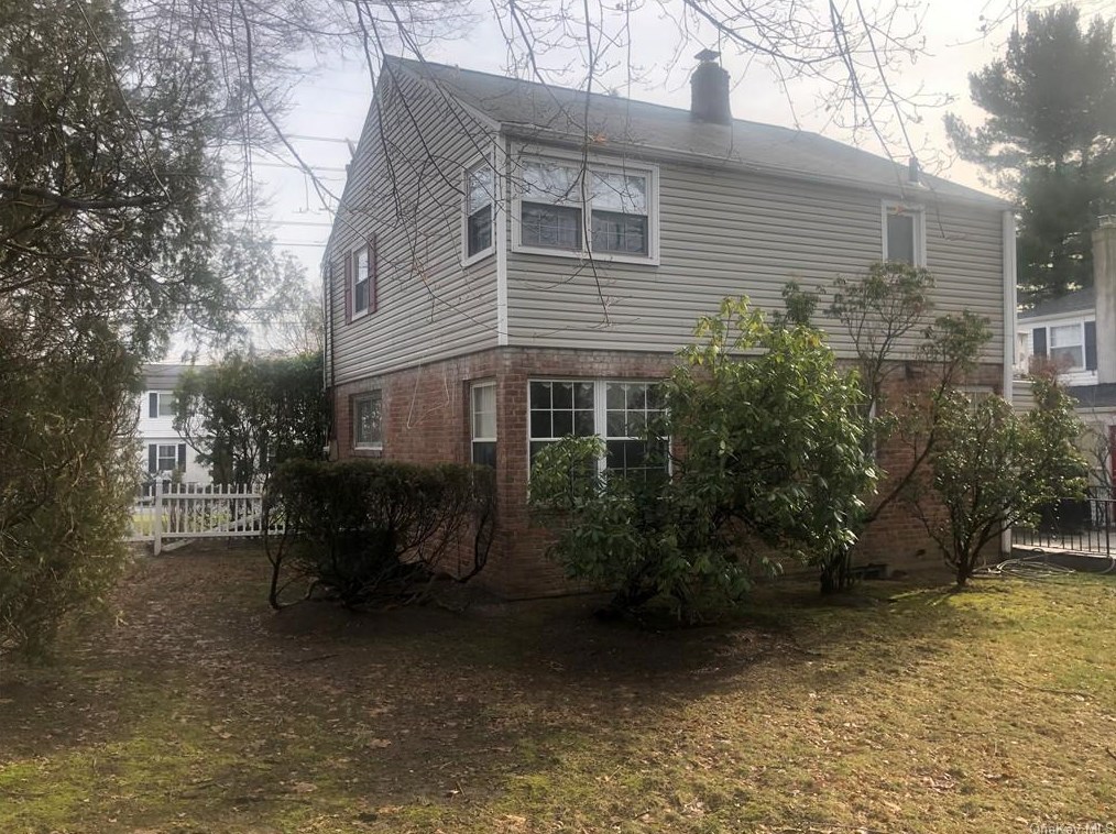 242 Concord Rd, Yonkers NY  10710-1823 exterior