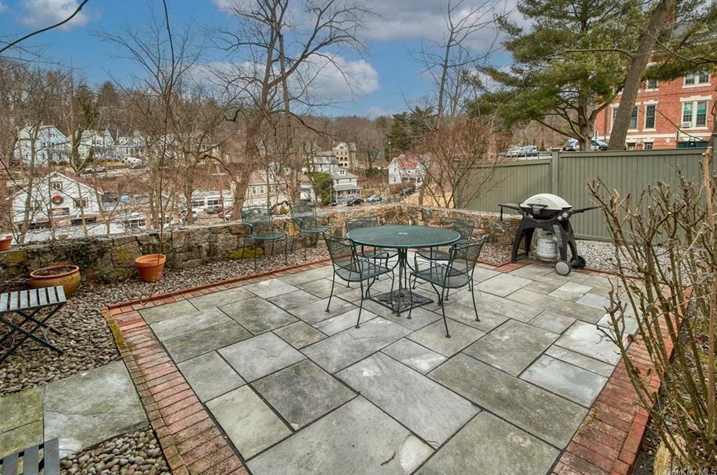 17 Van Wyck St, Croton On Hudson NY  10520-2525 exterior
