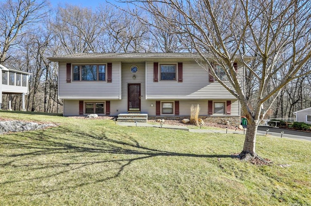 25 Raker Rd, Poughkeepsie, NY 12603