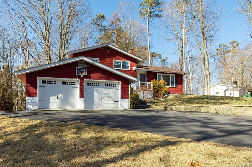 143 Roosevelt Rd, Hyde Park, NY 12538