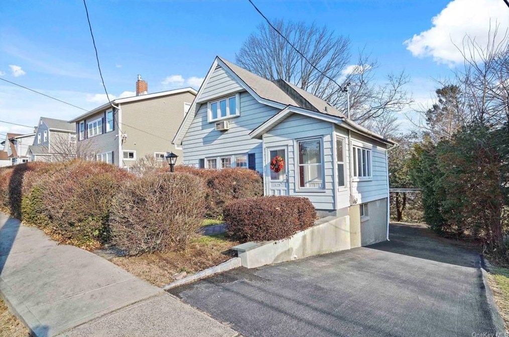 12 Mitchell Ave, Yonkers, NY 10701-5236