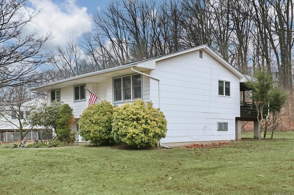 33 Laura Dr, Chestnut Ridge, NY 10952-3809