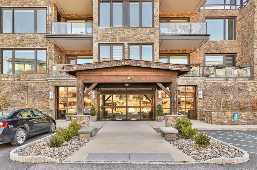 16 Rivers Edge Dr #409, North Tarrytown, NY 10591