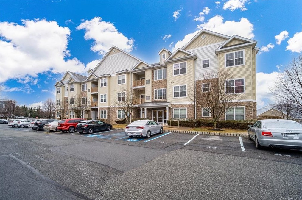 943 Tower Ridge Cir, Middletown, NY 10941