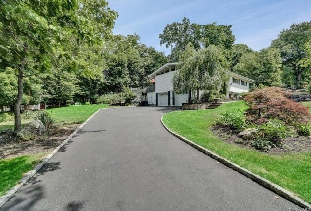 2 Lancaster Ln, Chestnut Ridge, NY 10952