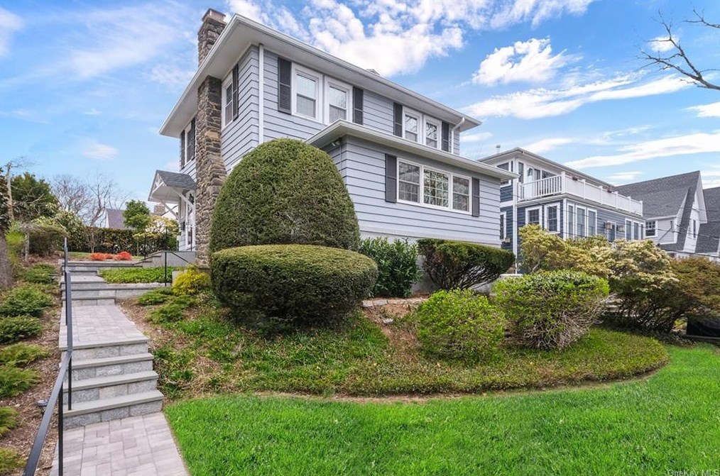 28 Mountain Ave, Larchmont, NY 10538-1937