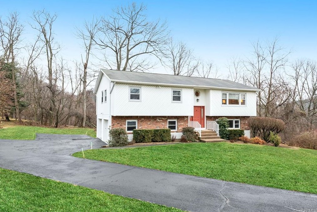 5 Parliament Dr, New City, NY 10956-6905