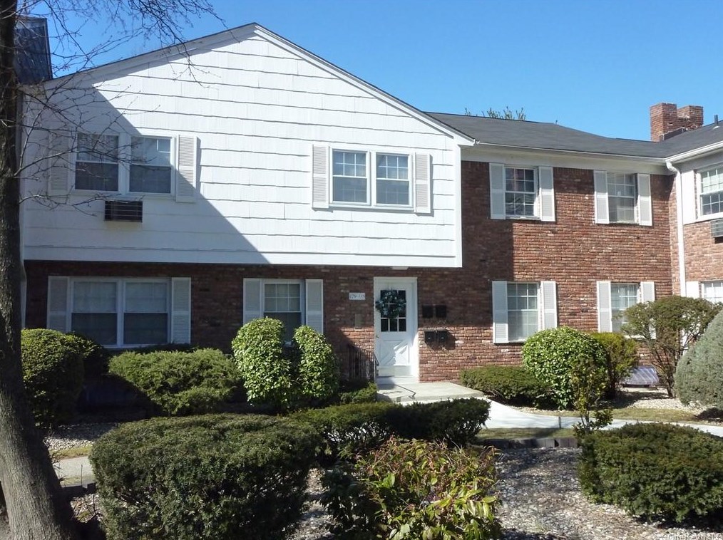131 Doxbury Ln, Airmont, NY 10901