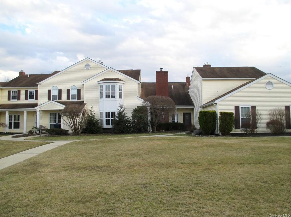 140 Village Green Ct, Warwick, NY 10990