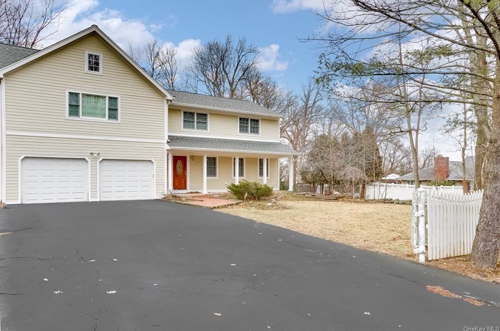 2 Biret Dr, Chestnut Ridge, NY 10952-4101