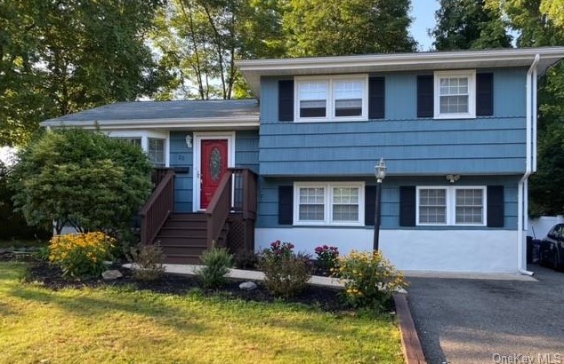 25 Maplewood Blvd, Airmont, NY 10901