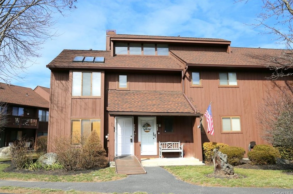 721 Panorama Dr, Mohegan Lake, NY 10547