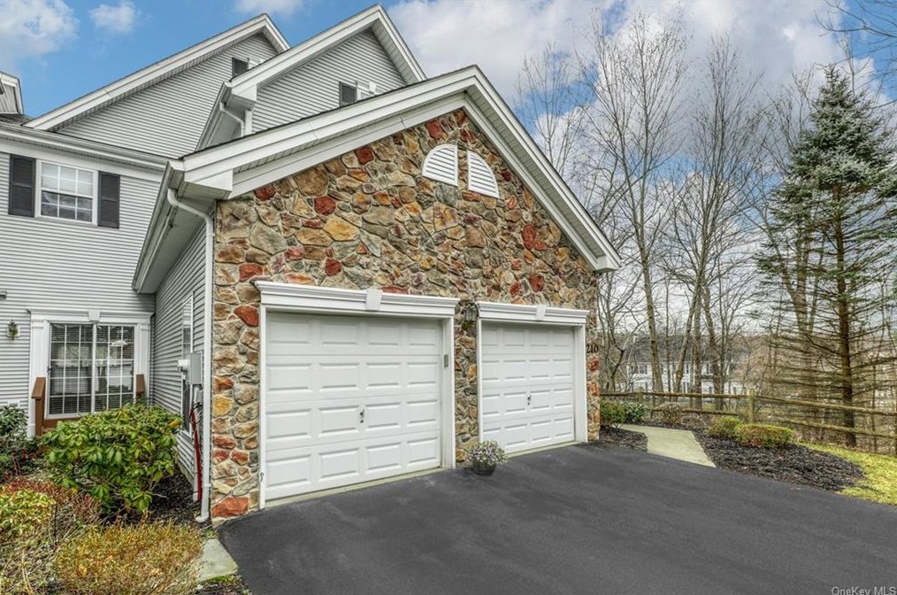 210 Woodlands Dr, Tuxedo Park, NY 10987