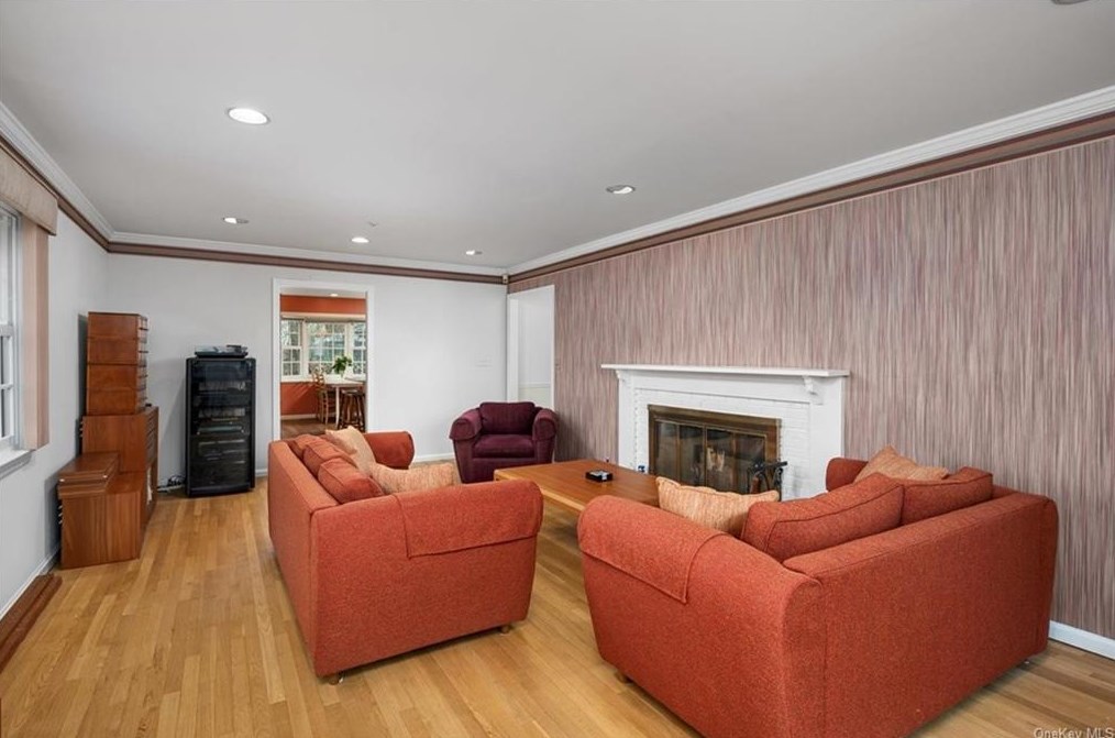 37 Harrison Dr, Larchmont NY  10538-2529 exterior