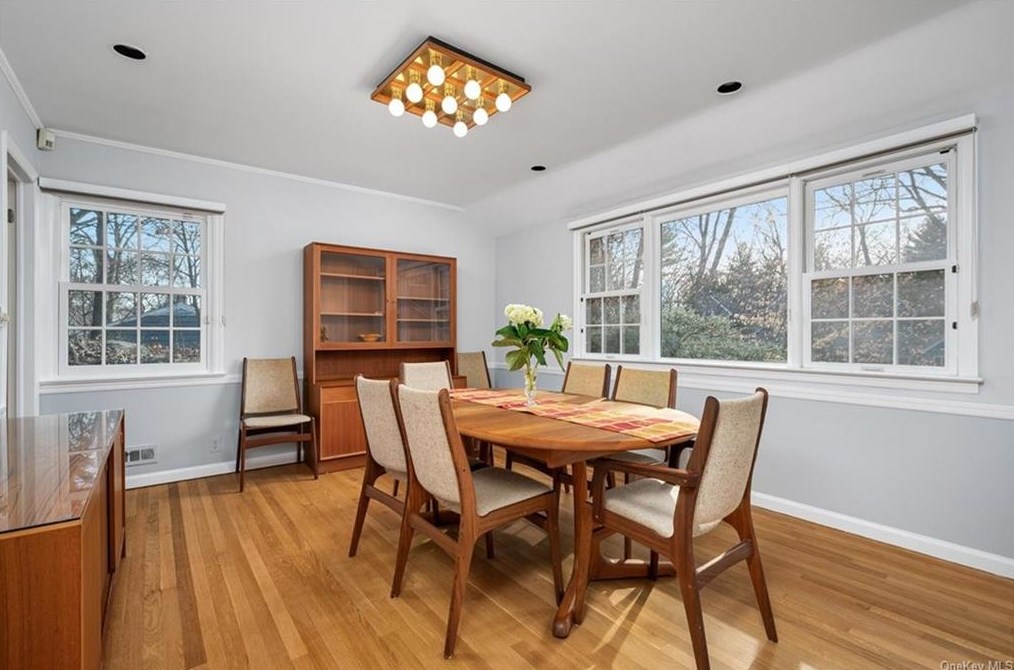 37 Harrison Dr, Larchmont NY  10538-2529 exterior