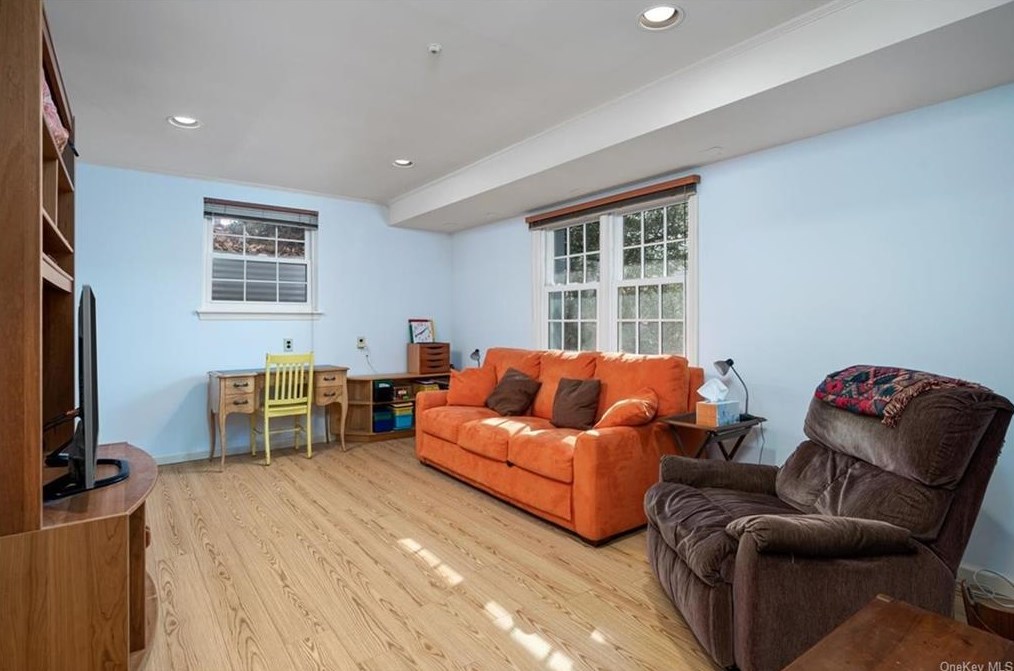 37 Harrison Dr, Larchmont NY  10538-2529 exterior