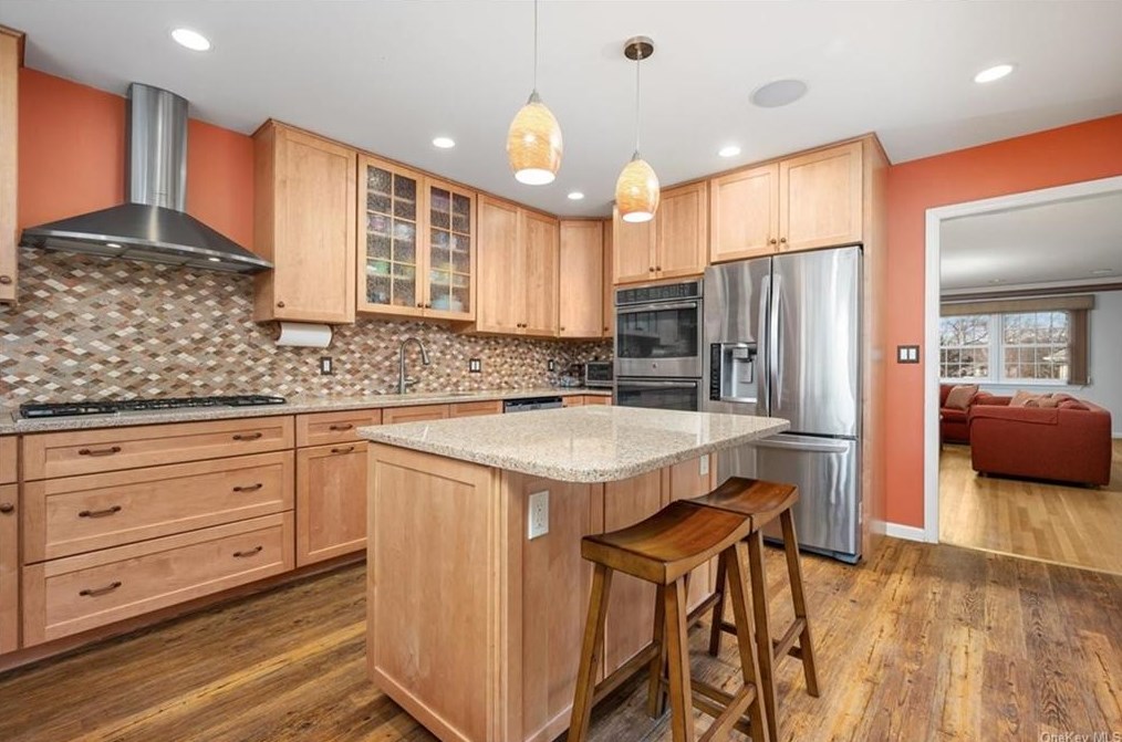 37 Harrison Dr, Larchmont NY  10538-2529 exterior