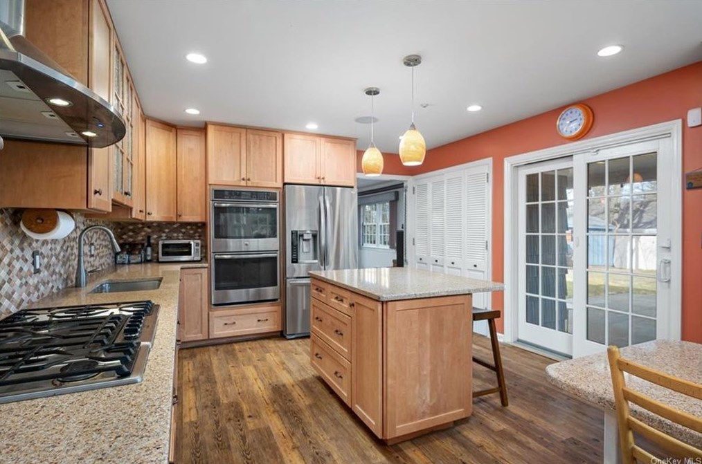 37 Harrison Dr, Larchmont NY  10538-2529 exterior