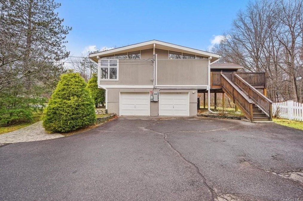 16 Heather Hill Ln, Airmont, NY 10901
