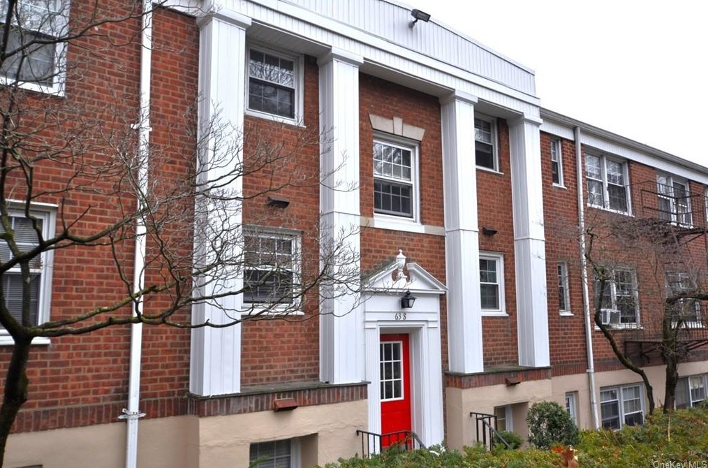 63 Rockledge Rd, Yonkers, NY 10708-5304