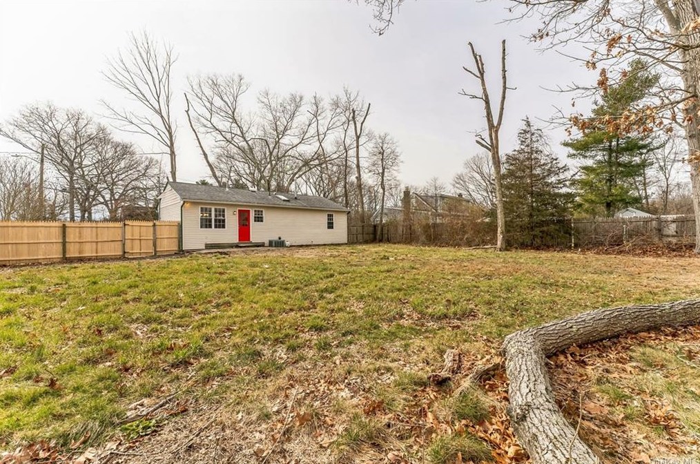 5 Pine Rd, Middle Island NY  11953-1356 exterior