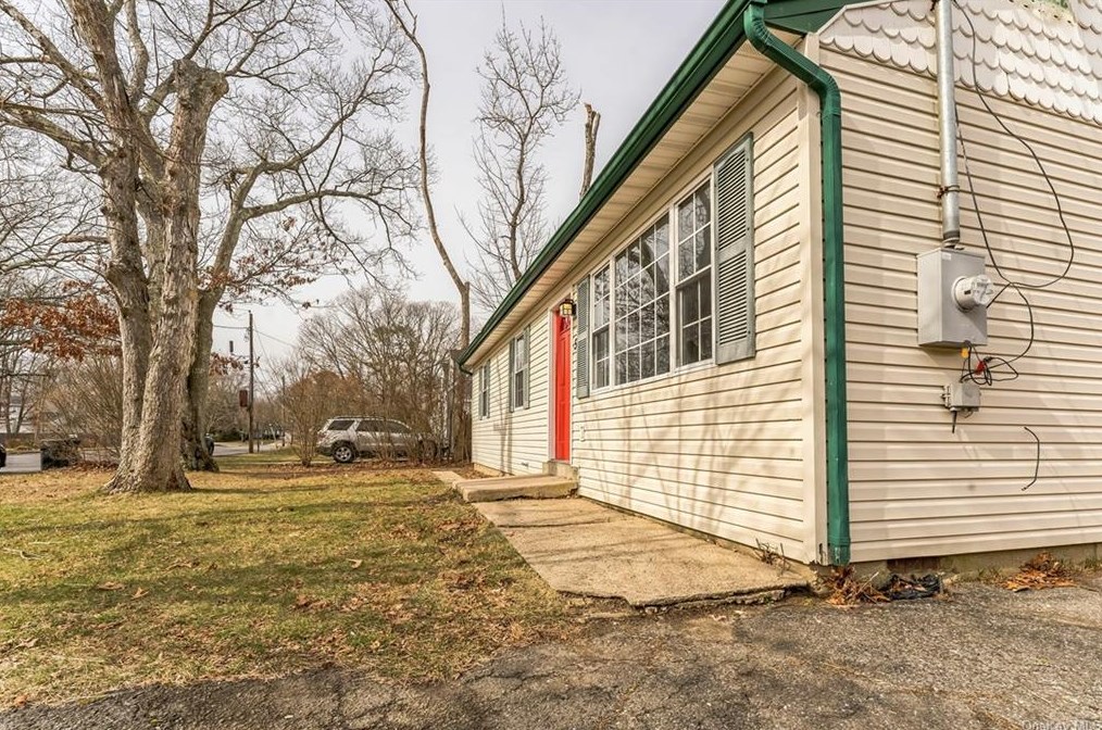 5 Pine Rd, Middle Island, NY 11953-1356