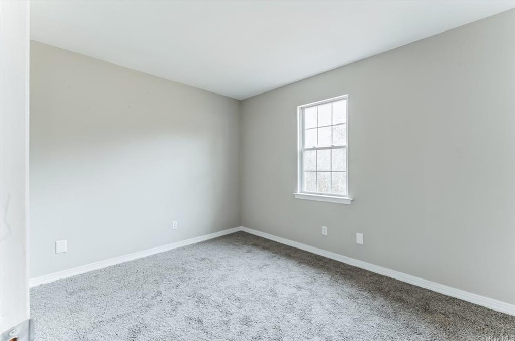 5 Pine Rd, Middle Island NY  11953-1356 exterior