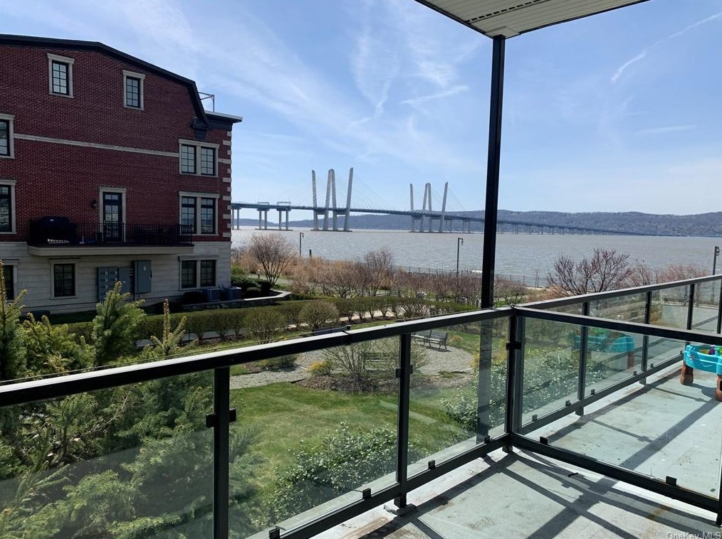 16 Rivers Edge Dr #202, North Tarrytown, NY 10591