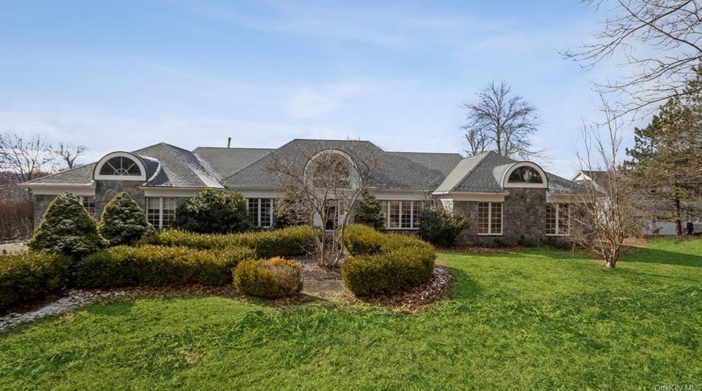 9 Paul Dr, Mahopac, NY 10541