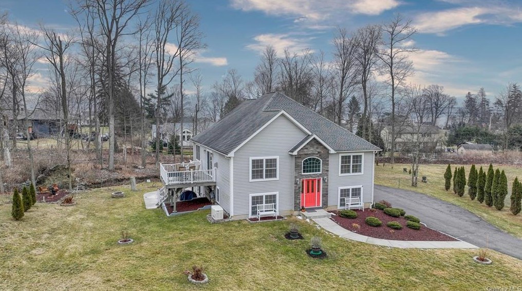4 Osage Ln, Newburgh, NY 12550-1127