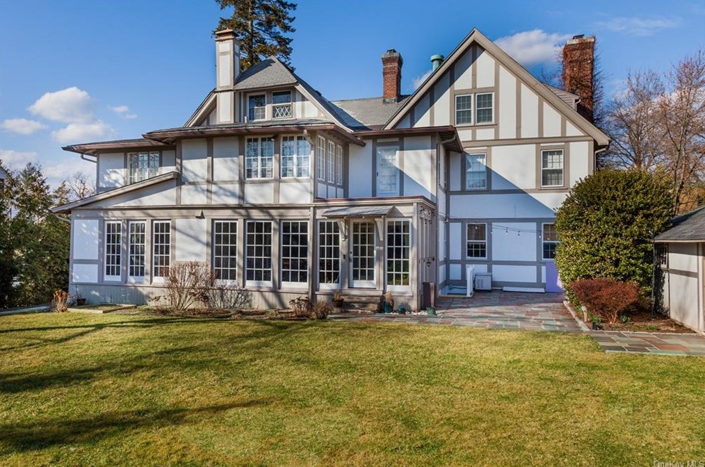 110 Tanglewylde Ave, Yonkers, NY 10708-2521