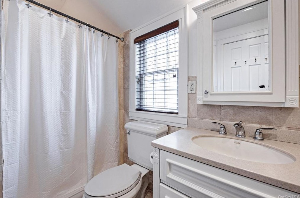 26 Shadow Ln, Larchmont NY  10538-2525 exterior