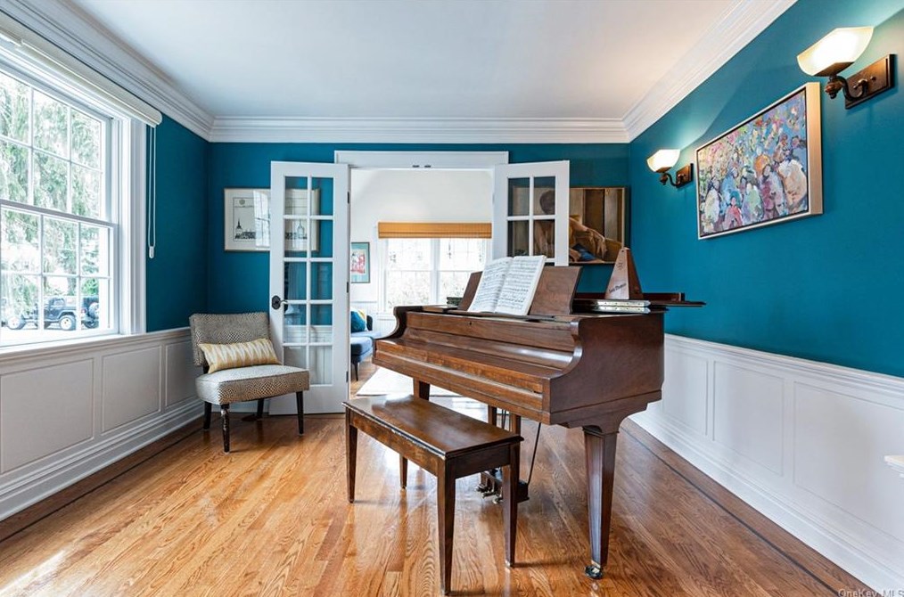 26 Shadow Ln, Larchmont NY  10538-2525 exterior