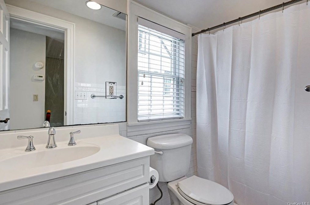 26 Shadow Ln, Larchmont NY  10538-2525 exterior