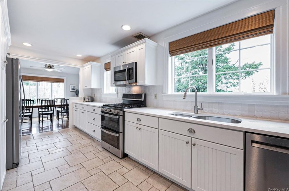 26 Shadow Ln, Larchmont NY  10538-2525 exterior