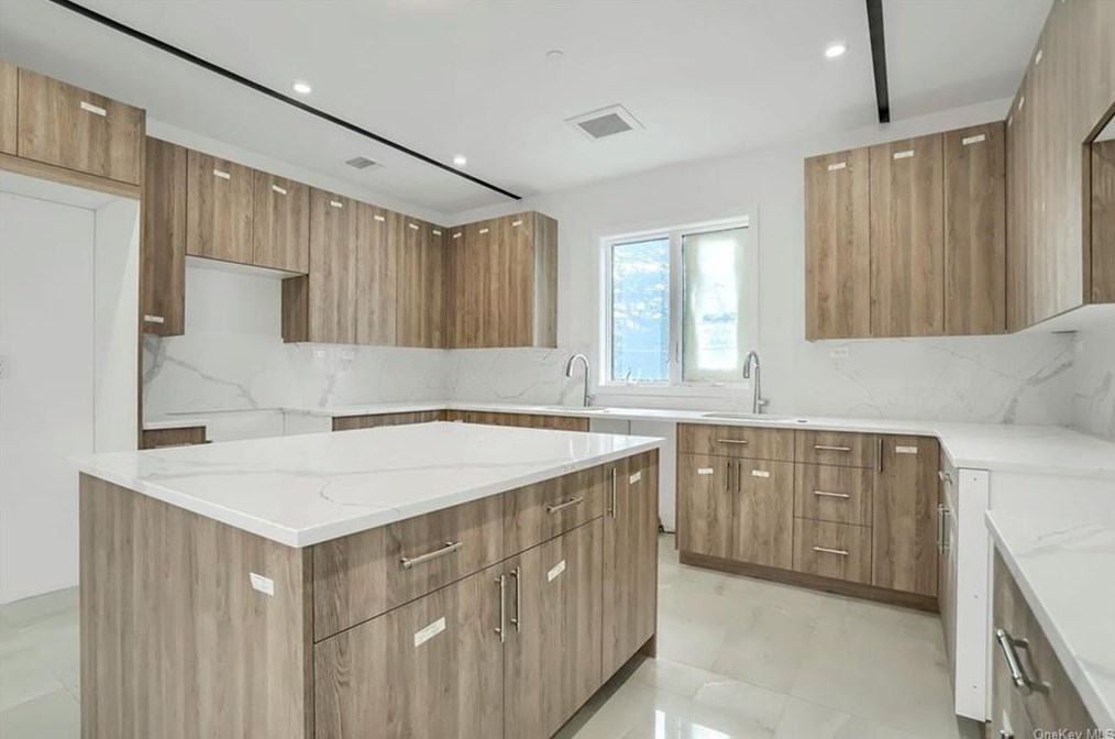 73 Church St, Chestnut Ridge NY  10977-4733 exterior