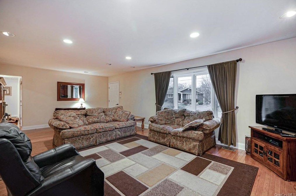 6 Debra Lee Ct, West Nyack, NY 10994