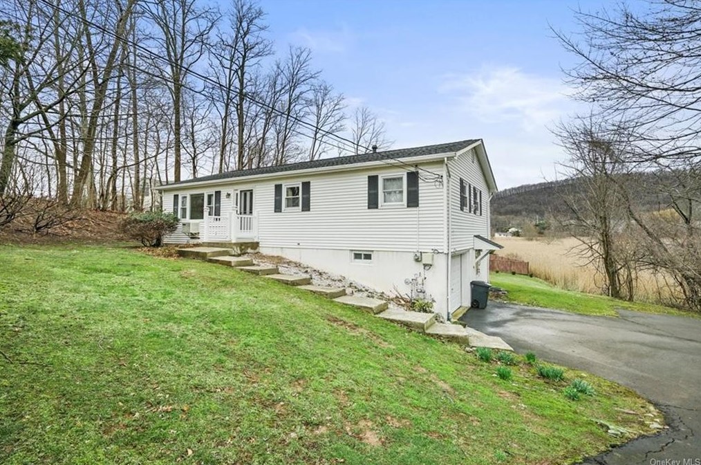 7 Della Ct, Congers, NY 10920-1202