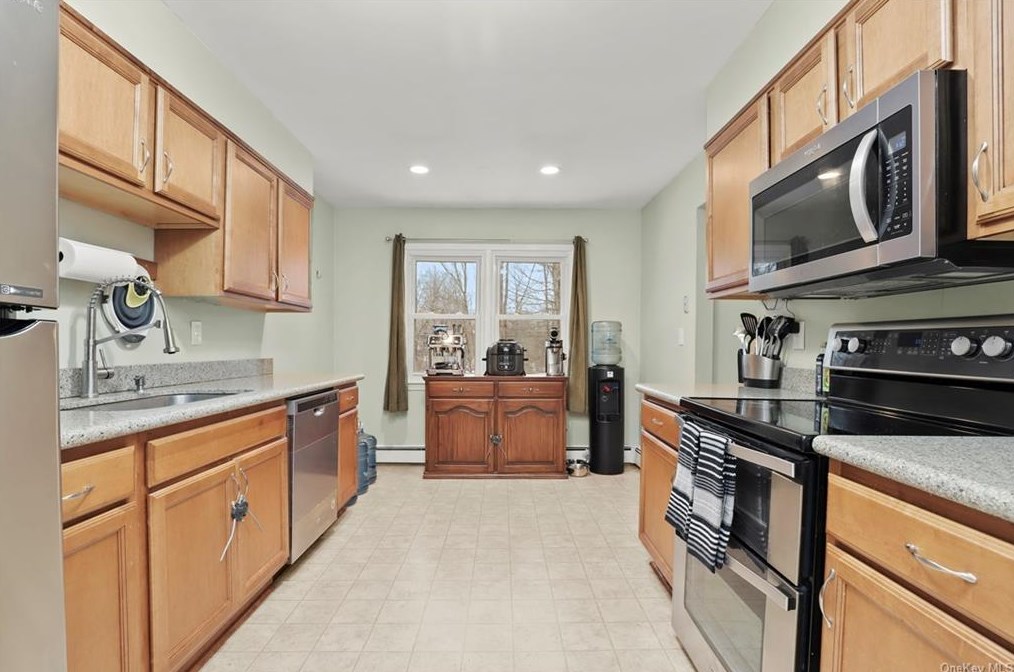 10 Shirley Dr, Patterson, NY 12563