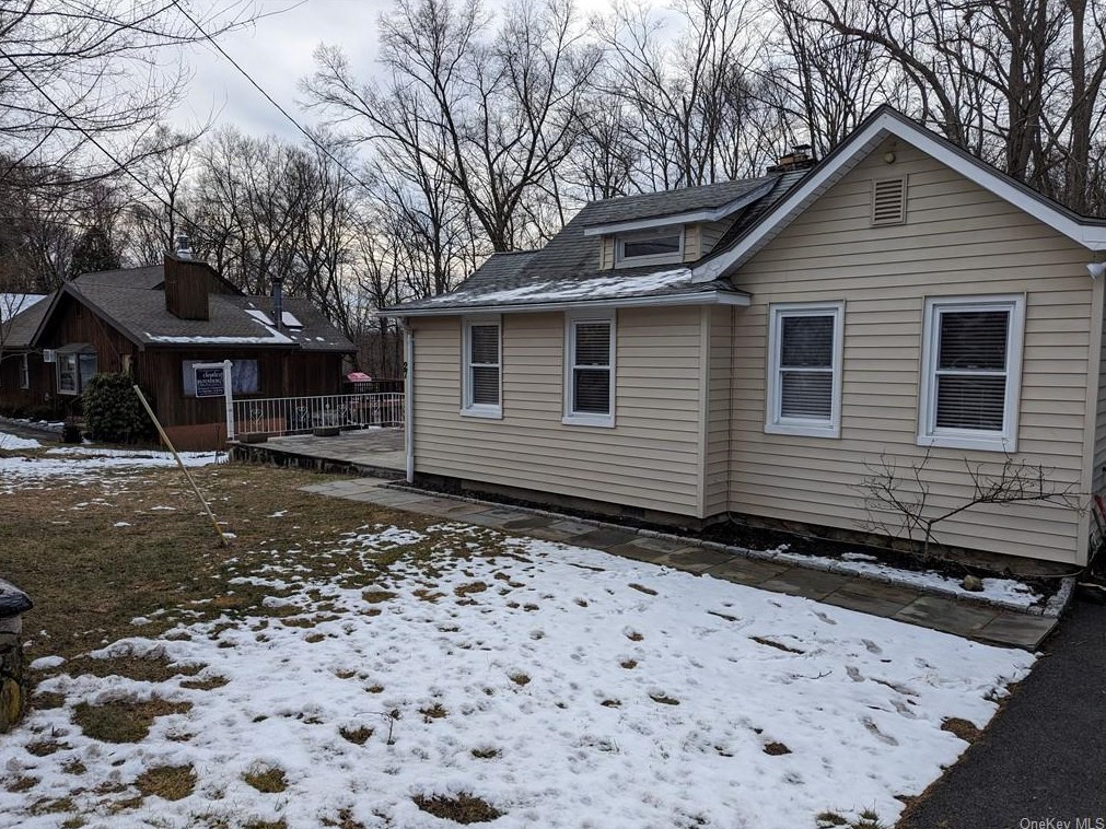 27 Bridge Ln, Yorktown Hgts, NY 10598