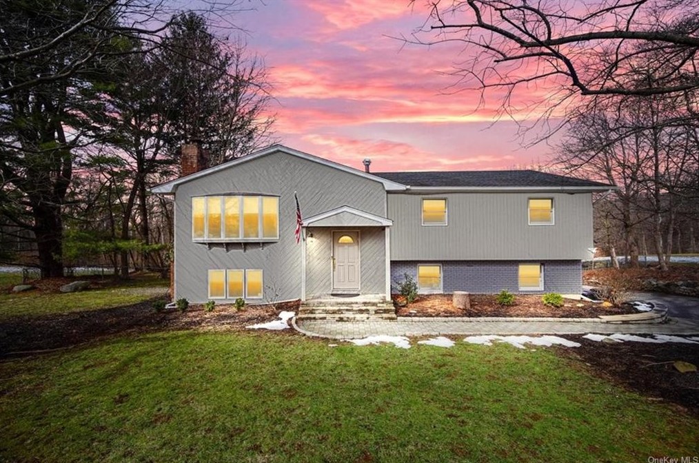 21 Astor Pl, Chestnut Ridge, NY 10952-1010