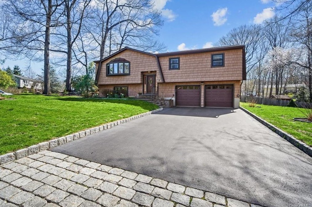 6 Durham Ln, Airmont, NY 10901