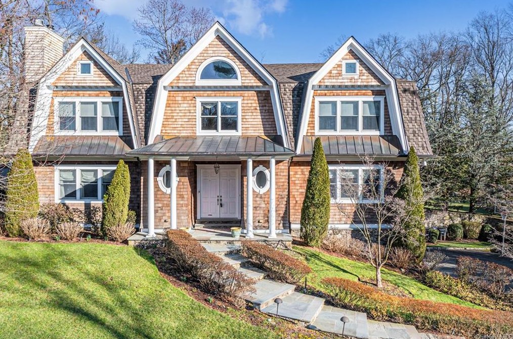 42 Round Hill Rd, Scarsdale, NY 10583
