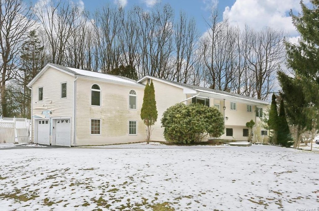 7 Eleanor Pl, Chestnut Ridge, NY 10952-3808