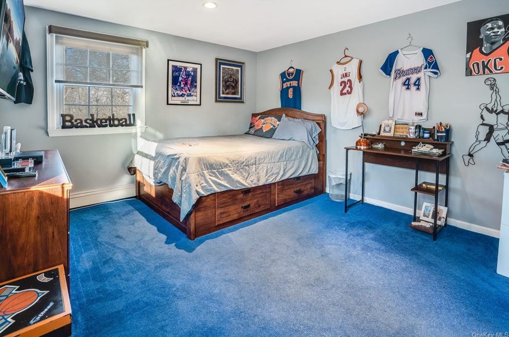 19 Woodcrest Dr, East Fishkill NY  12533-6331 exterior