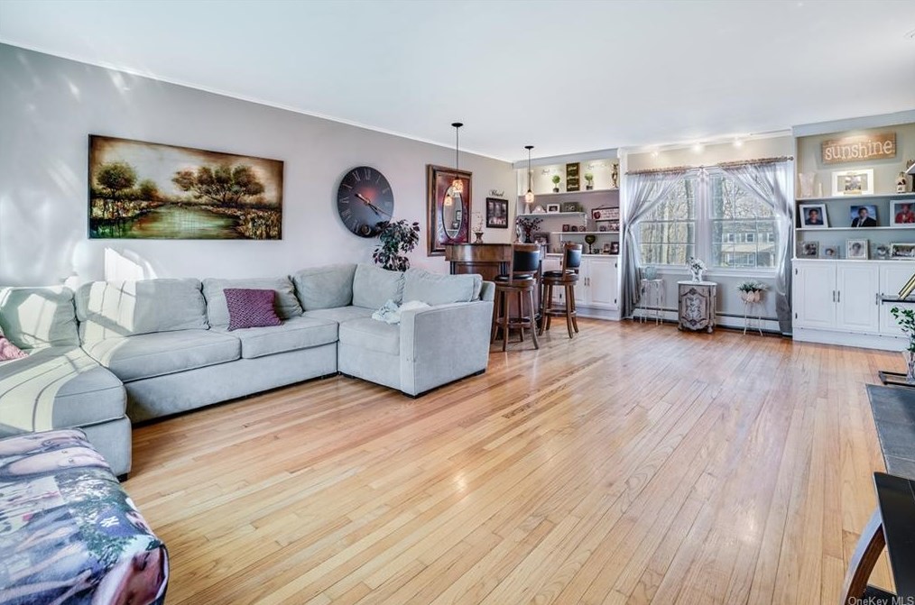 19 Woodcrest Dr, East Fishkill NY  12533-6331 exterior