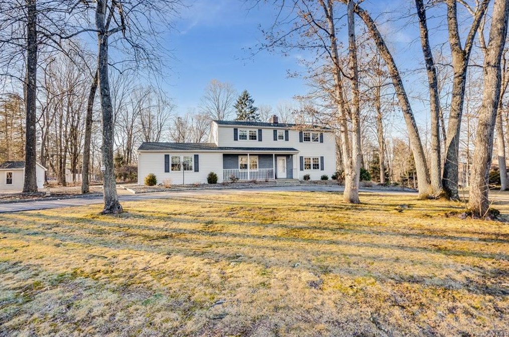 19 Woodcrest Dr, East Fishkill NY  12533-6331 exterior