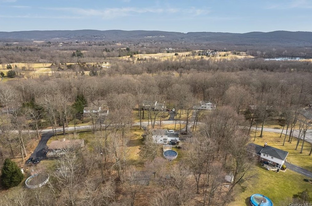 19 Woodcrest Dr, East Fishkill NY  12533-6331 exterior